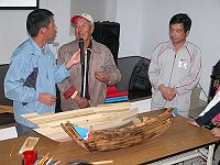 　耆老曹惠惠（圖中）向社區民眾解說錨纜船的故事，也讓年輕人了解早年漁業。（圖／文：林冰芳）