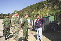 　指揮官鄭中將偕同政戰主任至海淡廠協調軍民用水問題。（圖／文：林忠和）