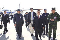 　國防委員一行在國防部副部長及陸軍黃副司令陪同下視導防區戰備整備任務。（圖／文：林忠和）