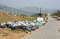 　北竿風山大批垃圾裝袋準備運台。（圖／文：陳鵬雄）