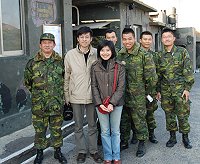 　＜外島書＞作者何致和與太太，重回當年當兵時的營區據點，並和小學弟合照留念。（圖／文：陳其敏）