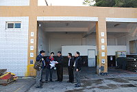 　中華郵政公司建築師林清政抵馬現地會勘，議員林貽祥及交通局長劉德全陪同，建議不動用軍方土地及建物，完成其他國有土地申購撥用，儘速進行馬祖郵政大樓興建事宜。（圖／文：劉秋月）
