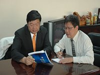 縣長陳雪生與水利署長陳伸賢就馬祖緊急用水交換意見,並討論治標、治本處理方式。(圖/連江縣政府提供)