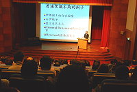文化局名人講座昨天邀請李家同主講「大量閱讀的重要性」,李家同用舉例與故事,讓鄉親在歡笑聲中,理解閱讀對於自己與下一代的重要性。(圖/文:劉秋月)