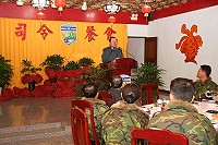 陸軍司令趙上將與政戰主任周中將於勝利山莊與防區官兵共進午餐,對全體弟兄一年來的辛勞表示肯定和嘉勉。(圖/文:鄭智元)
