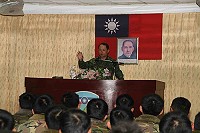鄭中將於97-4梯預備士官精神講話中強調,「服務」可以取代領導統御,當一個領導者就是以「服務他人」、「關懷他人」為目的。(圖/文:林忠和)