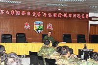 防區指揮官鄭中將於理財規劃暨財務講習實施精神講話,提醒官兵勿因貪而遭受詐騙。(圖/文:鄭智元)
