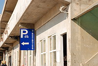 　介壽地下停車場指示牌擋住市場監視器，市場管理員表示，監視器被擋住，無法發揮功能，要求交通局將指示牌移動位置。（圖／文：劉秋月）