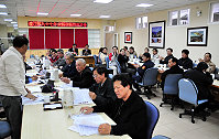 　縣府召開九十七年度縣政顧問年終座談會，由縣長陳雪生主持；縣政顧問齊聚一堂、有備而來，建言相當踴躍。（圖／文：曹重偉）