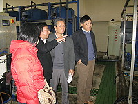 　經濟部水利署官員前往南、北竿海淡廠，了解運作情形，並隨即與縣府工務局、自來水廠召開會議，以解決地區缺、限水問題。（圖：縣府工務局提供）
