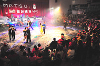 　「2008馬祖聖誕飆舞YA！」歡熱引爆，體育館內湧進上千位民眾，一起欣賞國標舞、拉丁舞、街舞及蕭煌奇等知名歌手演唱。（圖／文：曹重偉）