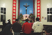 　 馬港天主堂昨晚舉行子夜彌撒，由神父帶領教友祈求世界平安。（圖／文：邱竟瑋）