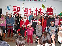 　平安夜東莒國小小朋友獻唱聖誕歌曲，並舉辦跳蚤市場義賣活動。（圖／文：林冰芳）