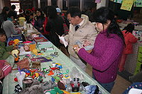 　&#22338;里國小在惠民市場舉辦聖誕義賣活動。（圖：板里國小提供）