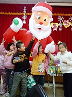 　東引國中小師生以愉悅的心情迎接耶誕佳節的降臨。（圖：東引國中小提供）