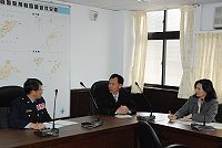　連江縣衛生局長劉增應昨天前往縣警局拜會局長李建聰，並會同兩局主管，協調菸害稽查事宜。李建聰允諾全力協助。（圖／文：邱竟瑋）