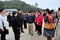 　交通部長毛治國抵馬視察南竿機場，縣長陳雪生、立委曹爾忠都當面提出許多請託，毛治國表示會以務實態度協助馬祖改善交通。（圖／文：曹重偉）