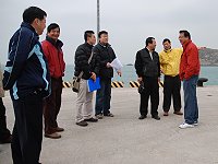 　連江縣政府交通局、建設局等單位會同縣議員、鄉公所會勘東引中柱港新建突堤，協調漁港、商港的界線劃分。（圖／文：陳其敏）