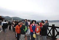 　配合三大工程啟用，民眾歡喜健走，三五好友沿路談天說笑，份外輕鬆。（圖／文：邱竟瑋）