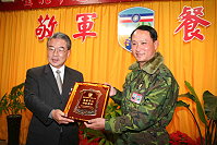 為感謝台北市進出口商業同業公會蒞馬勞軍,指揮官鄭中將致贈獎牌予理事長許勝雄先生,並合影留念。(圖/文:林忠和)