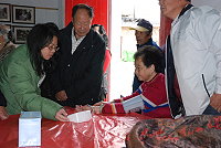 　鐵板社區關懷據點昨天中午免費為社區老人量血壓。（圖／文：邱竟瑋）