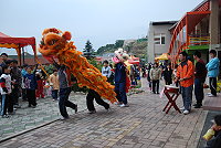 　東引國中小校慶園遊會，小朋友玩得開心，也吸引許多校友、鄉親共襄盛舉。（圖／文：陳其敏）
