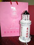 　莒光鄉代會製作東犬燈塔立燈分送給各家戶，創意新穎也推銷莒光。（圖／文：林冰芳）