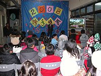 　東莒2008跨年晚會由小朋友精采的歌唱比賽揭開晚會序幕，帶動活動熱鬧氣氛。（圖／文：林冰芳）