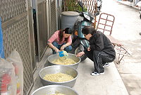 　南竿近來少數家戶釀製地瓜酒，蒸熟、搗爛的原料香氣撲鼻，吸引過客關注。地瓜酒釀製技術近年已逐漸失傳，各社區發展協會與地方社團陸續響應，希望能加以保存。（圖／文：邱竟瑋）