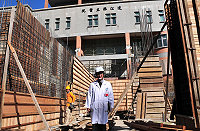 　連江縣立醫院已通過衛生署九十七年新制醫院及母嬰親善醫院評鑑，而縣立醫院新大樓工程現正積極進行，完工後可讓看診軍民享有更好的醫療品質。（圖／文：曹重偉）