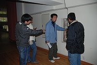 教育局遭祝融之災,全體同仁暫移至南竿體育館辦公,卻意外讓體育館發生跳電現象,緊急請維修廠商檢視加強,以應付正常辦公所需。(圖/文:劉秋月)
