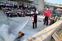 　連江縣消防局南竿分隊宣導前進馬中，指導學生們消防安全常識及滅火器、升降機操作等技能。（圖／文：曹重偉）