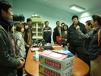 　縣長陳雪生昨天在秘書長王忠銘陪同下，探視因火災轉移至體育館辦公的教育局同仁們，對於造成同仁不便感到抱歉，也嘉勉同仁高效率恢復公務辦理。（圖／文：劉秋月）