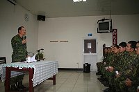 　指揮官鄭中將對到部新兵實施座談，並親切問候新進官兵。（圖／文：鄭智元）