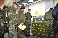 指揮官鄭中將視導機場官兵休假聯檢機制,防止休假官兵攜帶違禁品以及不假離營等事件肇生。(圖:鄭智元)