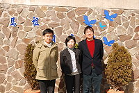 　馬祖調查站新科調查員報到，詹孟訓（左一）及黃淑芬（中）兩人都以第一志願分發馬祖地區，調查站主任裘力行（右一）表示歡迎外，也樂見新血加入，增添調查站活力及衝勁。（圖／文：劉秋月）