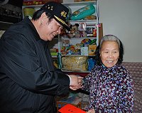 　縣長陳雪生提前向東引鄉親拜年，並發放春節慰問金給六十歲以上鄉親暨身心障礙者。（圖／文：陳其敏） 