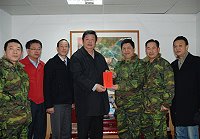 　縣長陳雪生致贈春節加菜金給東引駐軍，由指揮官陳曉明代表接受。（圖／文：陳其敏）