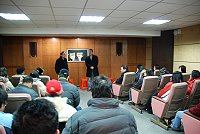 　馬祖酒廠董事長林惠官與東引分廠員工進行溝通談話，表達重視員工福利的改善。（圖／文：陳其敏）