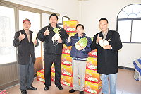 　縣長陳雪生北竿慰問老人，同時為&#22338;里三寶代言推銷，歡迎國人選購新鮮健康的馬祖蔬菜。（圖／文：陳鵬雄）