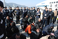 五十四名大陸偷渡客及十八名台籍嫌犯循兩馬小三通路徑遣返，昨天上午由懸掛紅十字會旗的「海峽號」擔綱任務。（圖／文：邱竟瑋）