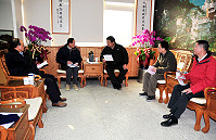 　關心地區消費券發放籌備情形，縣長陳雪生特召集民政局長林其達、專員李依寶等人員進行了解，提醒務必做到零缺點。（圖／文：曹重偉）
