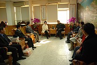 　中興航空董事長楊壽芝一行拜會縣長陳雪生，東引鄉議員張永江、鄉長馮印樂及鄉代主席林德建全到齊，爭取中興航空東引直飛台北航線，並希望縣府積極配合解決離島交通難題。（圖／文：劉秋月）