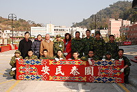 　馬祖地支部處長張富華帶領弟兄協助介壽村進行牌樓搭建，展現軍民一家的精神，鄉親表達深切感謝之意。（圖／文：劉秋月）