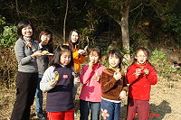 　仁愛國小日前全校總動員，前往鄰近後山藉著烤地瓜親近自然。（圖：縣立仁愛國小提供）