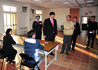 　關心各發放所籌備情形及確保過程順利，縣長陳雪生特偕同局長林其達、警察局長李建聰、鄉長朱秀平等人前往南竿三處發放所視察。（圖／文：曹重偉）