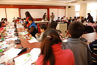 　大墩工藝師余致潤親自教授彩塑DIY課程，大人、小孩都來學；另一邊的中國結研習，有興趣的人也不少，過年味濃厚的中國結，頗有應景氣氛。（圖／文：劉秋月）