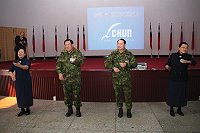 指揮官鄭中將偕同政戰主任陳將軍與慈濟師姐於歌舞活動中以手語帶領官兵感受「愛惜生命」的意義。(圖/文:林忠和)