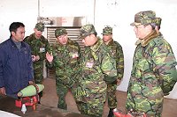 指揮官鄭中將偕同副指揮官陳將軍,視導防區彈藥庫儲存安全現況。(圖/文:鄭智元)