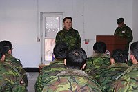 馬防部副指揮官陳將軍於視導部隊內部管理示範時,向與會軍士官說明士官制度之重要性。(圖/文:鄭智元)
